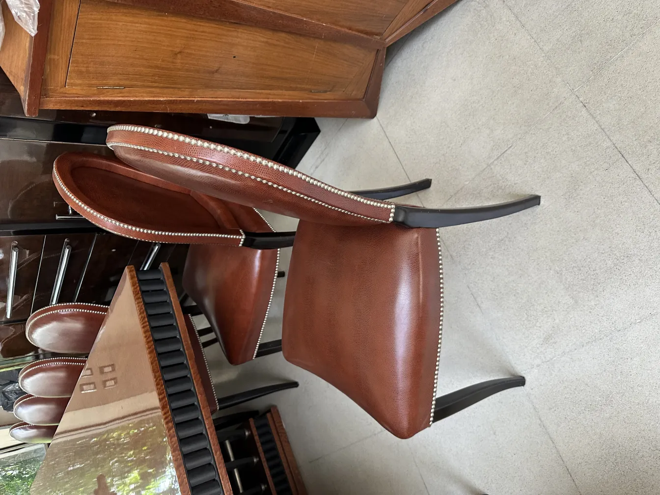 12 anciennes chaises art deco dans un cadre accueillant