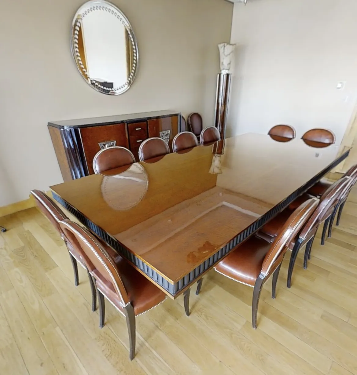 Conjunto de 12 sillas antiguas art deco con acabado brillante y elegante