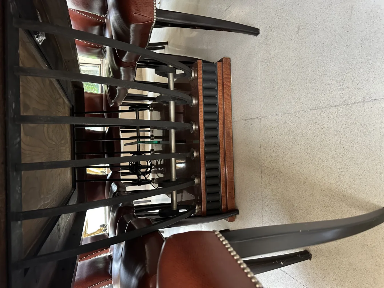 Vista de 12 cadeiras antigas com estilo art deco em um ambiente acolhedor.