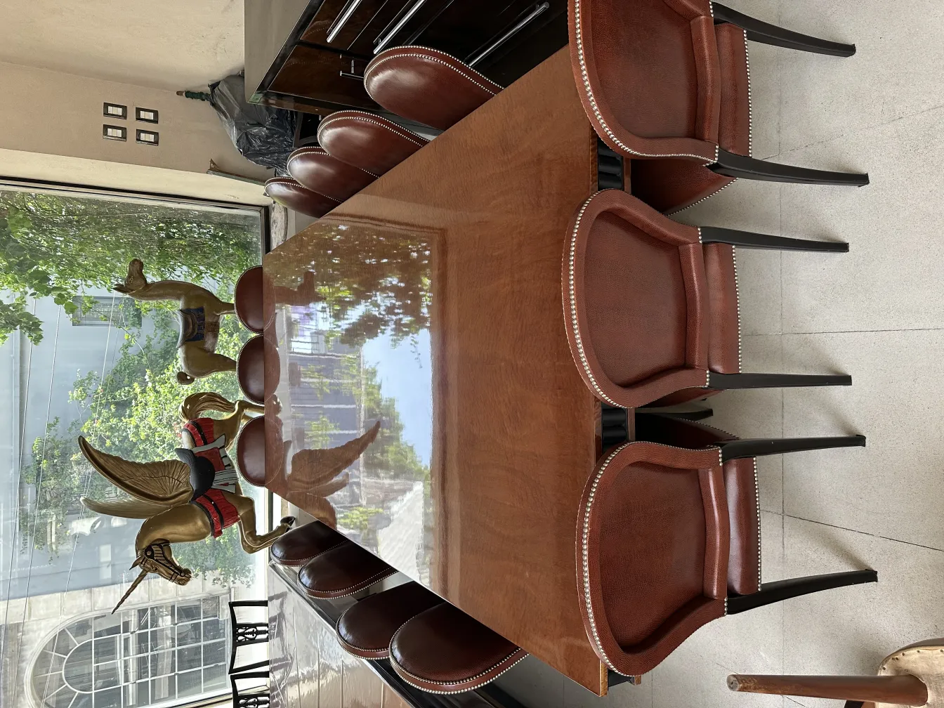 Doce sillas antiguas de estilo art deco, elegantes y con detalles decorativos en el ambiente