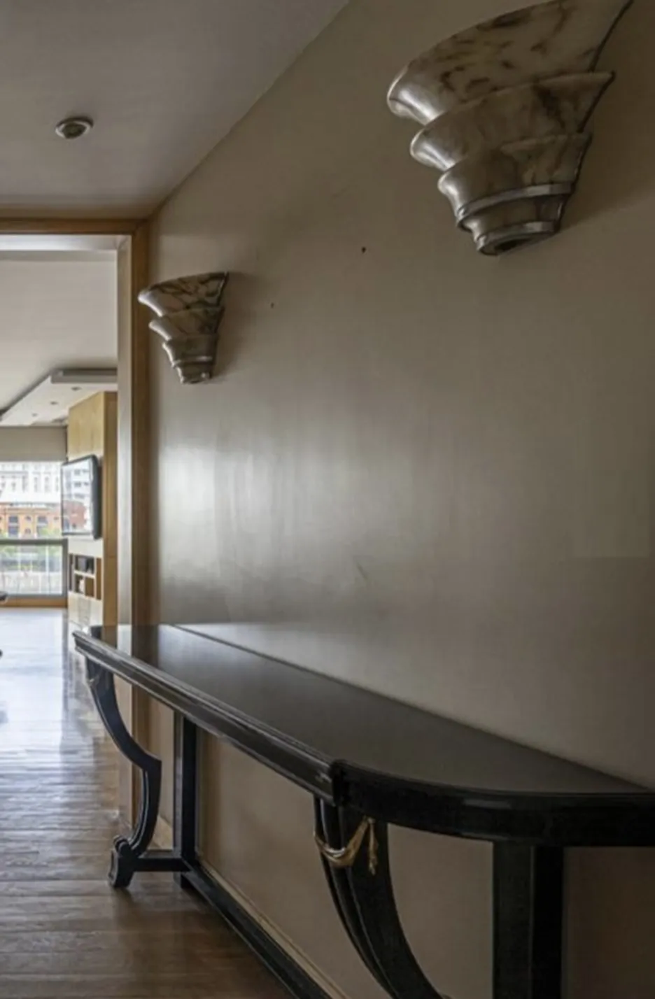 par de luminárias de parede antigas com design decorativo