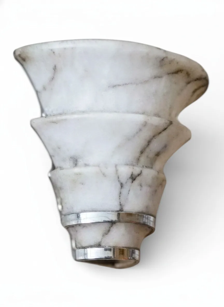 par de apliques antigos com design elegante, iluminando o ambiente