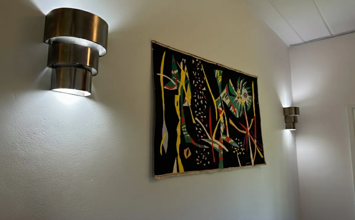 Paire d'appliques anciennes sur le mur avec lumière douce