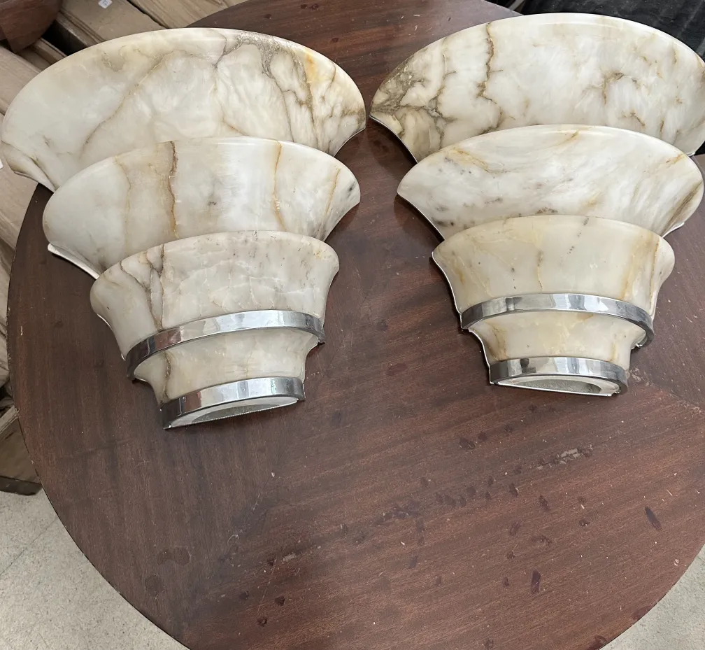 Paire d'appliques anciennes sur une table en bois, forme courbée.