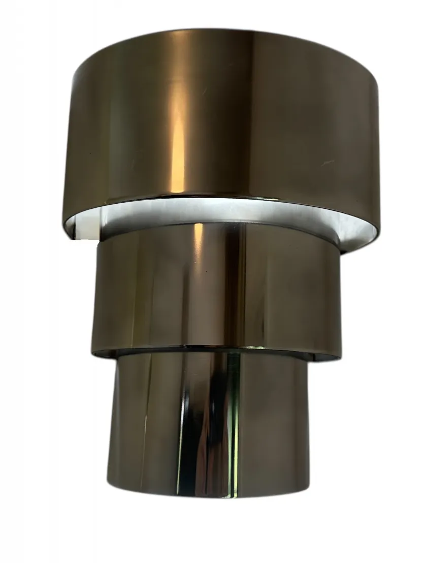 Antigas luminárias de parede com design clássico, luz suave criando um ambiente acolhedor.