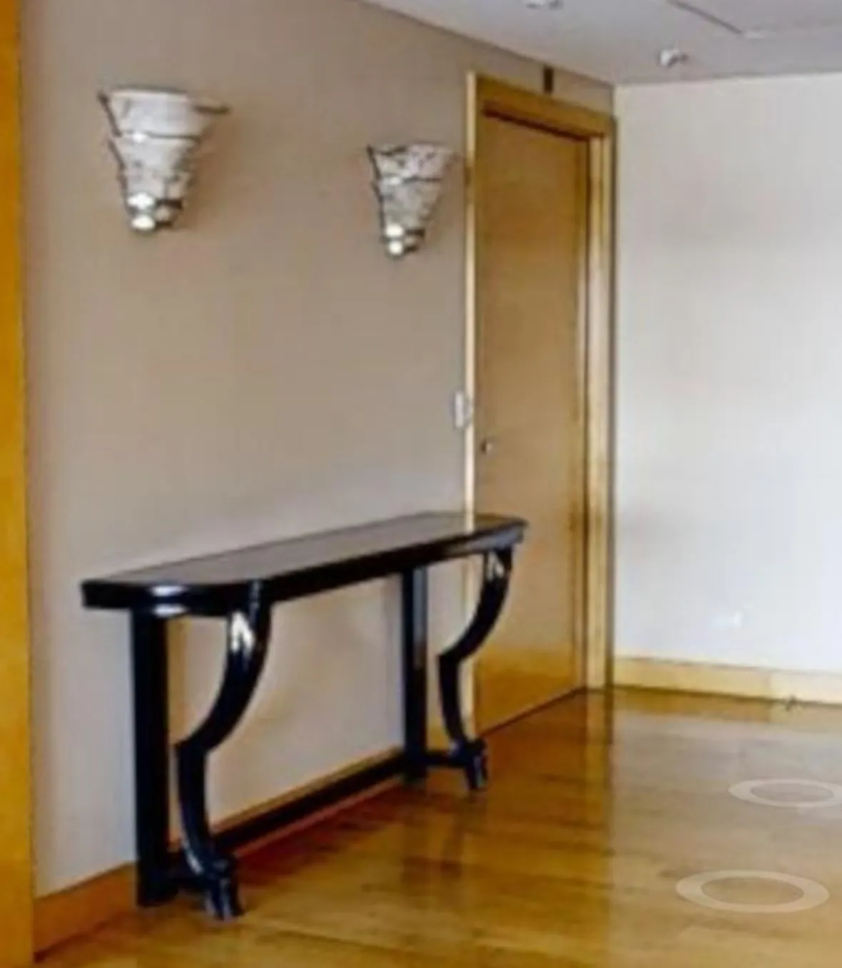 Coppia di applique antiche montate sulla parete, con decorazioni classiche e atmosfera accogliente.