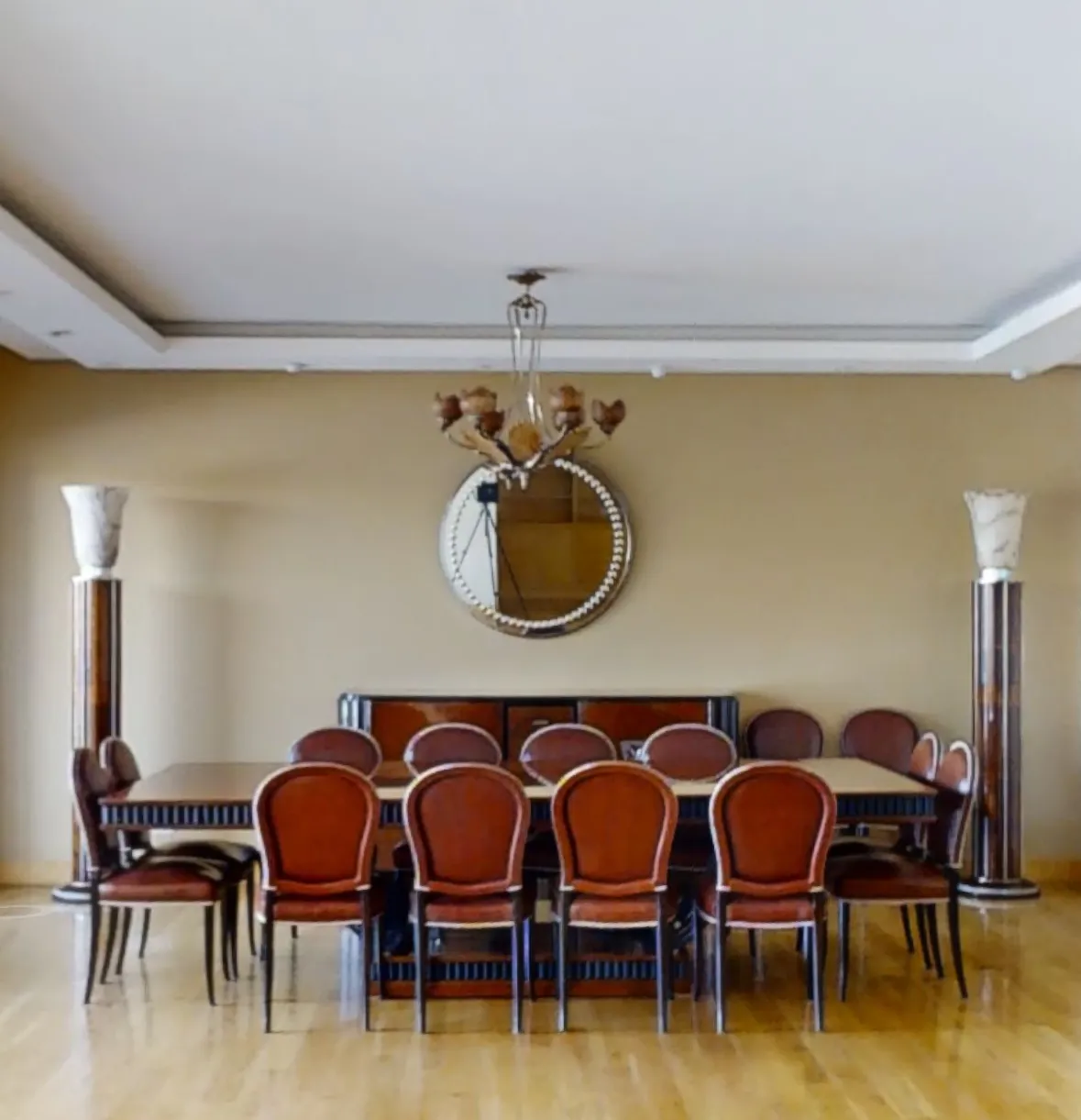 Ambiente con 2 lampade da terra art deco vicino al tavolo da pranzo