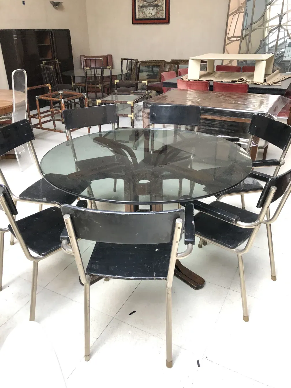 Table à manger ancienne art déco pour quatre dans un cadre confortable.