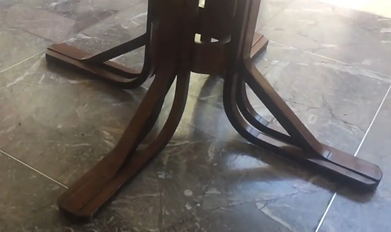 Tavolo da pranzo antico in stile Art Deco per 4 persone in un ambiente accogliente.