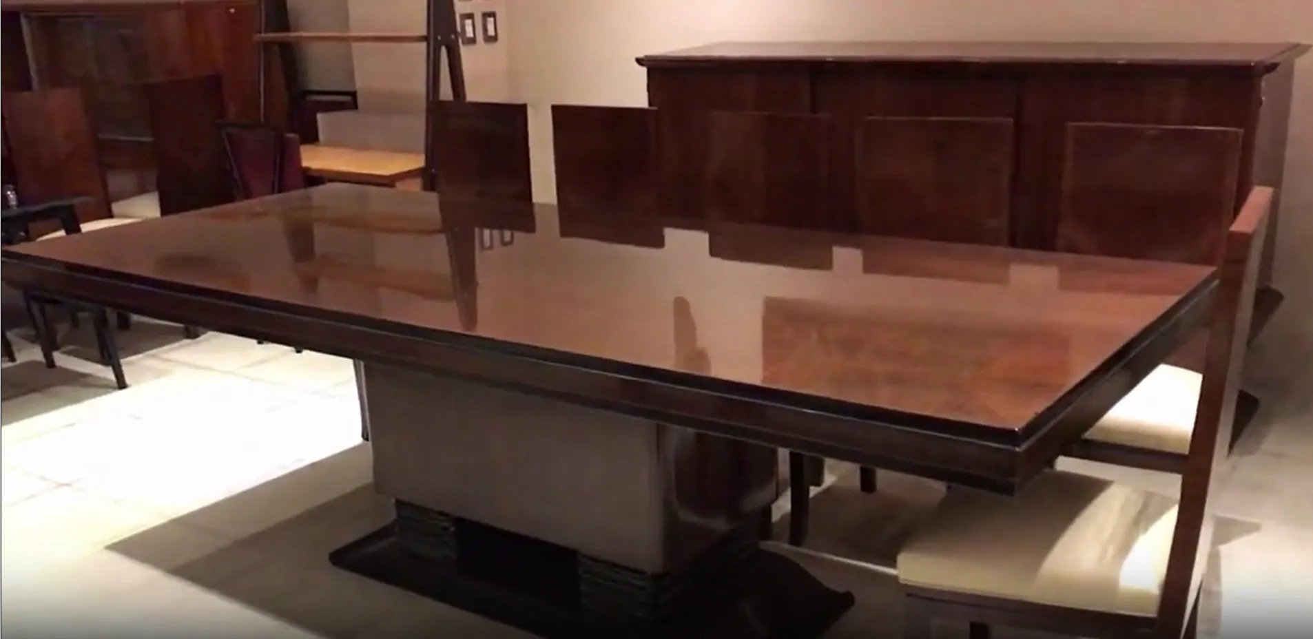 mesa de comedor antigua con un acabado brillante para diez personas.