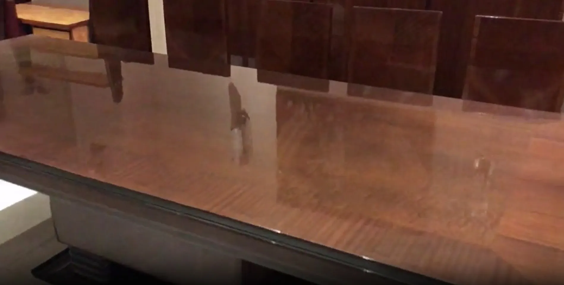 mesa de jantar antiga para 10 pessoas com cadeiras ao redor