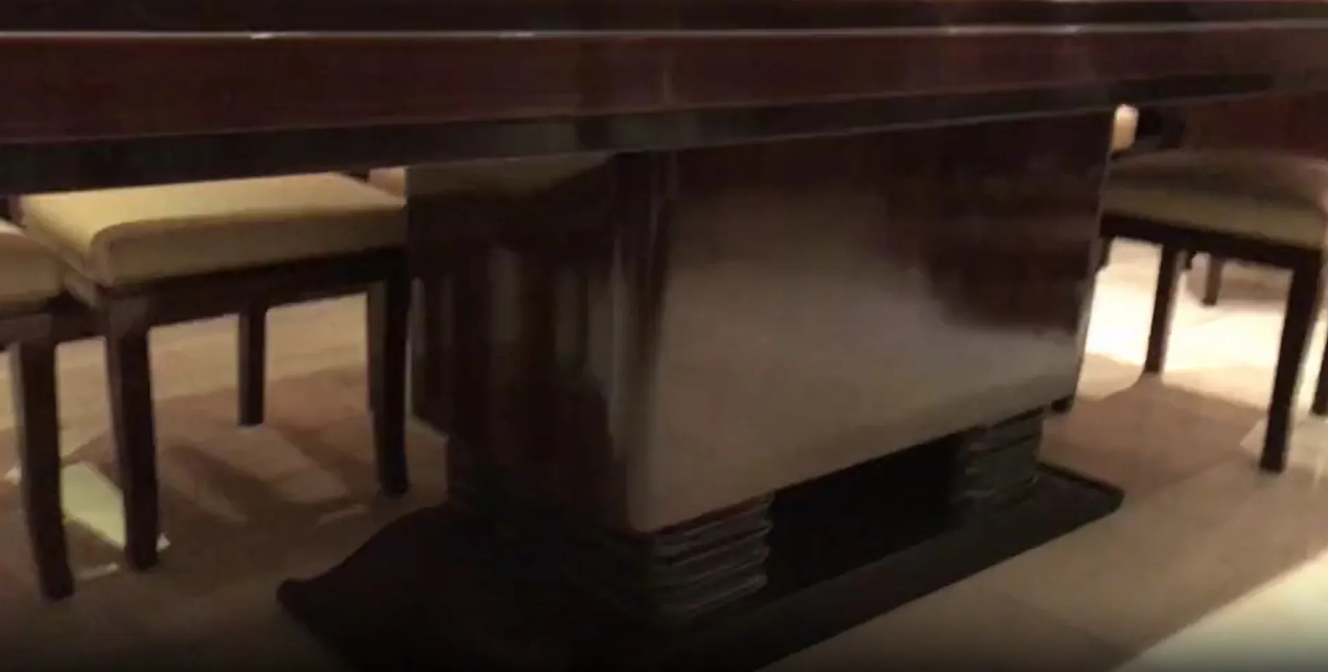 mesa de comedor antigua para 10 personas en un ambiente elegante