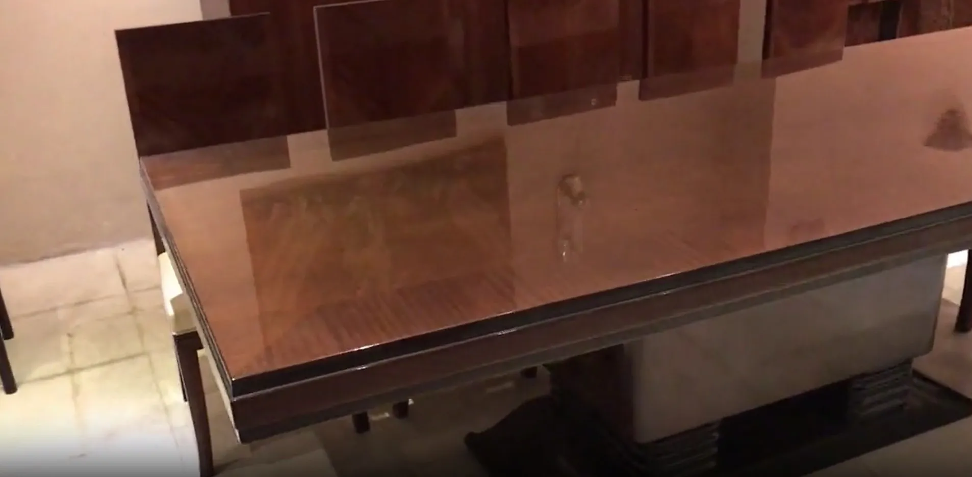 Mesa de comedor antigua para diez personas en un ambiente elegante