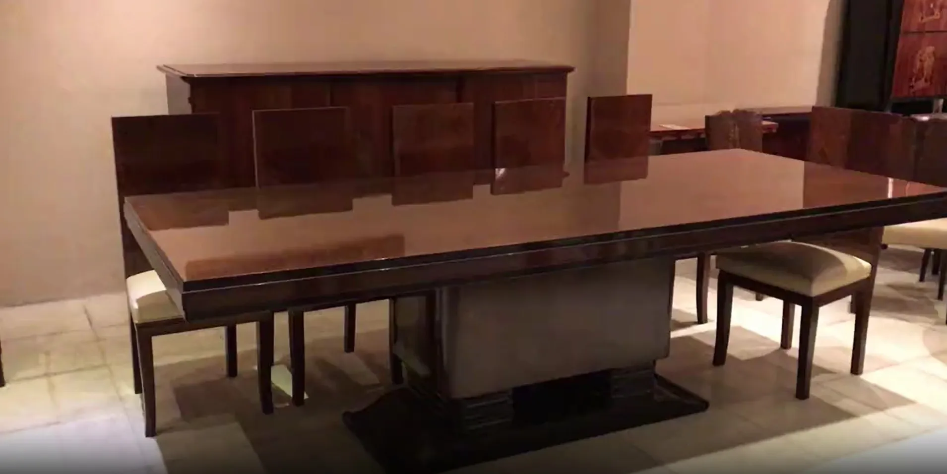 mesa de jantar antiga com cadeiras em ambiente elegante