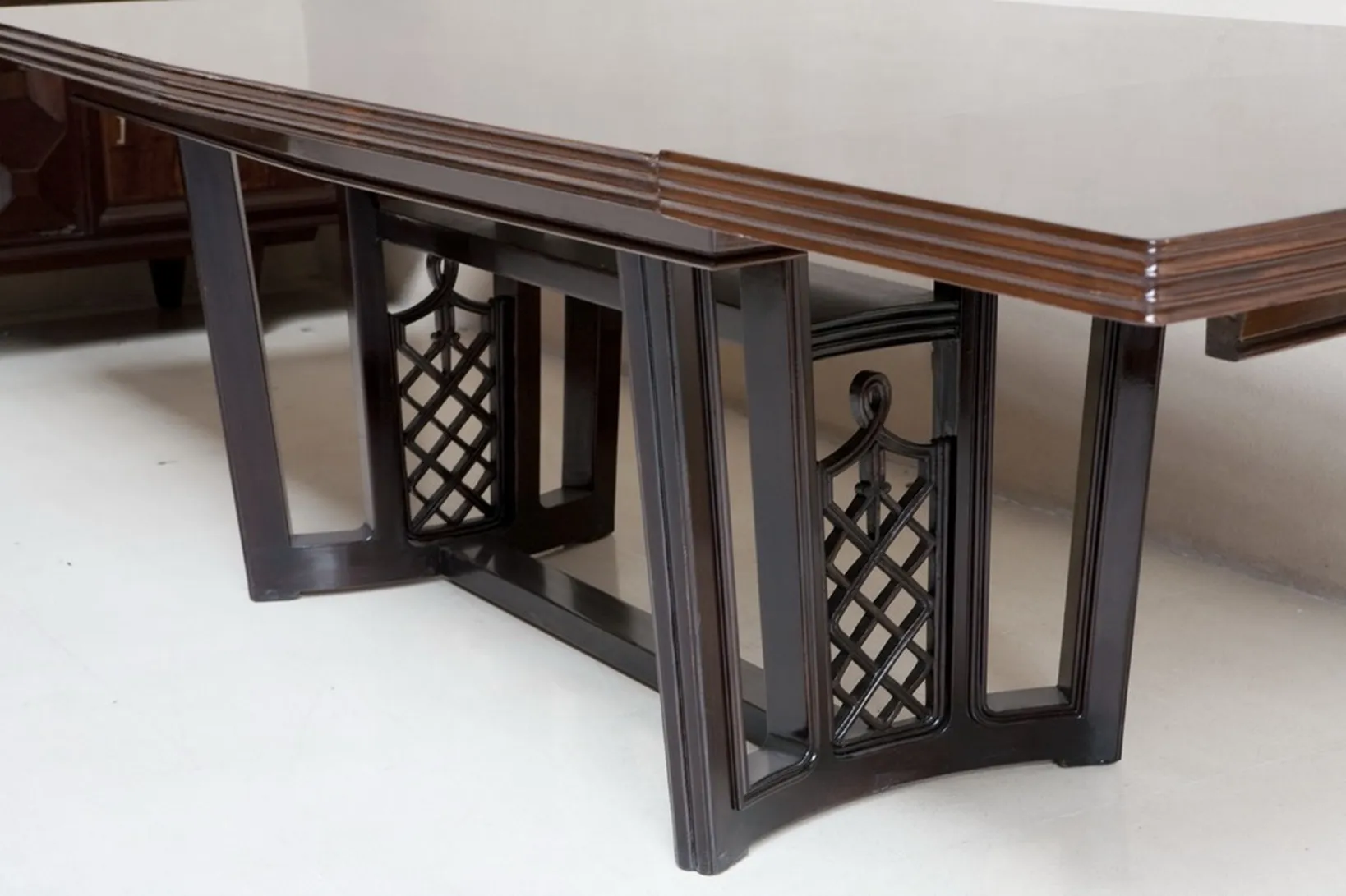 Mesa de jantar antiga com design elegante para dez pessoas em um ambiente acolhedor.
