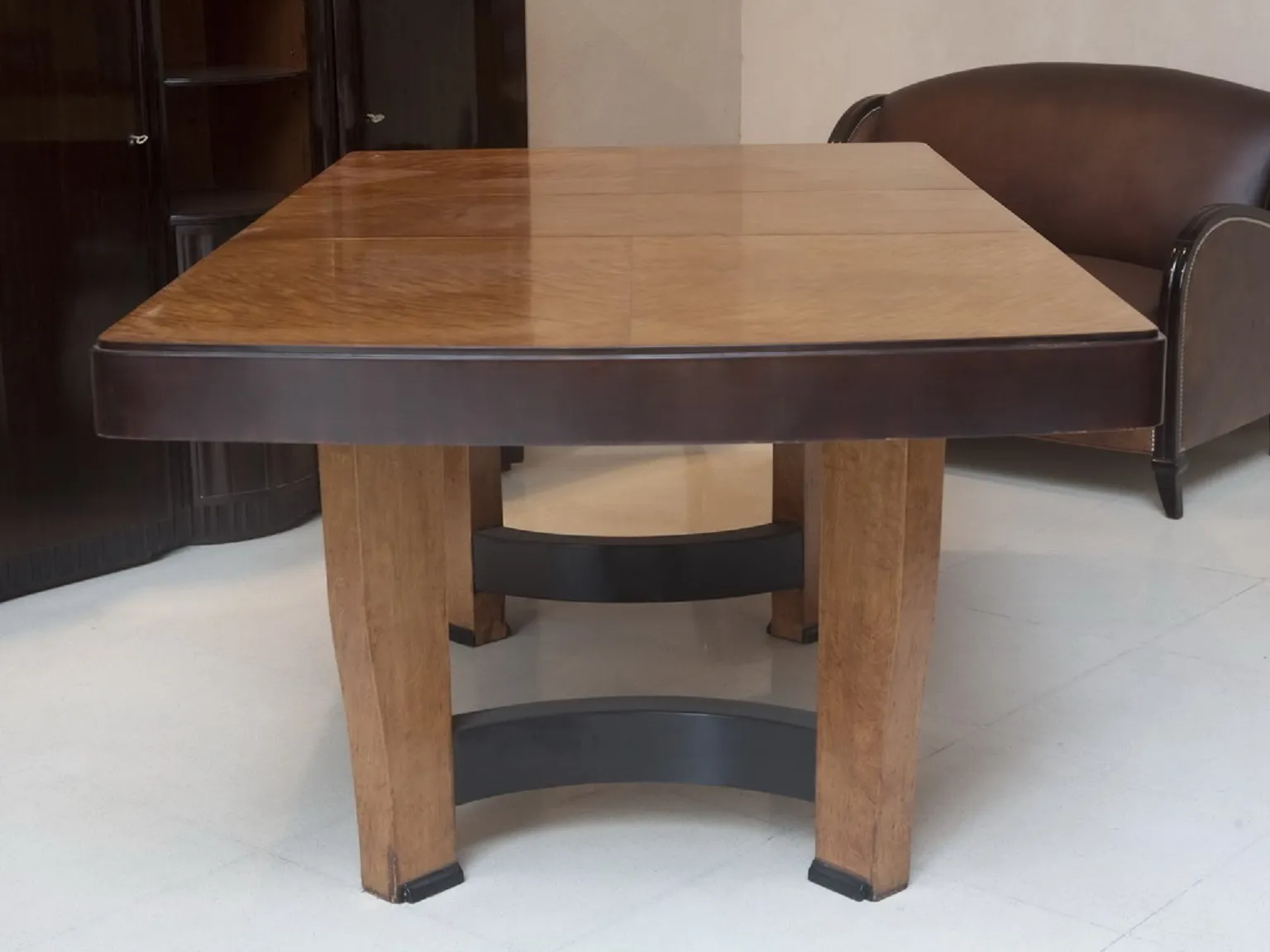 Table à manger Art Deco pour huit personnes, dans une ambiance élégante.