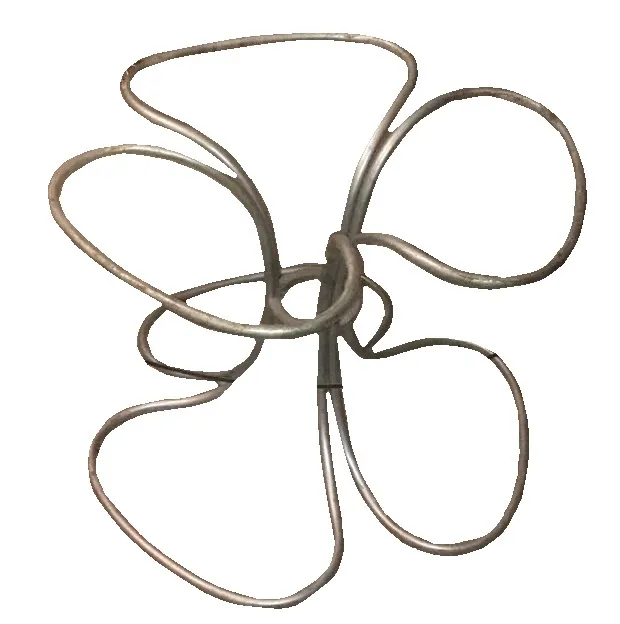 tavolo da pranzo antico con design semplice, adatto per 6 persone, in un ambiente accogliente.