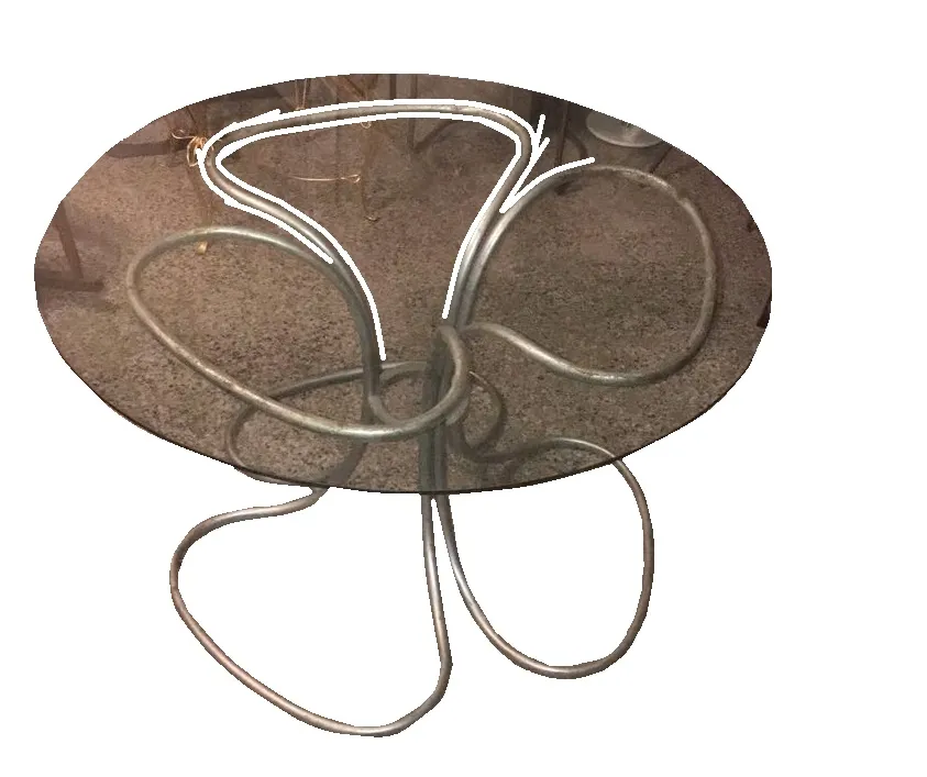 Mesa de jantar antiga para 6 pessoas com um design único e elegante, perfeita para qualquer ocasião.