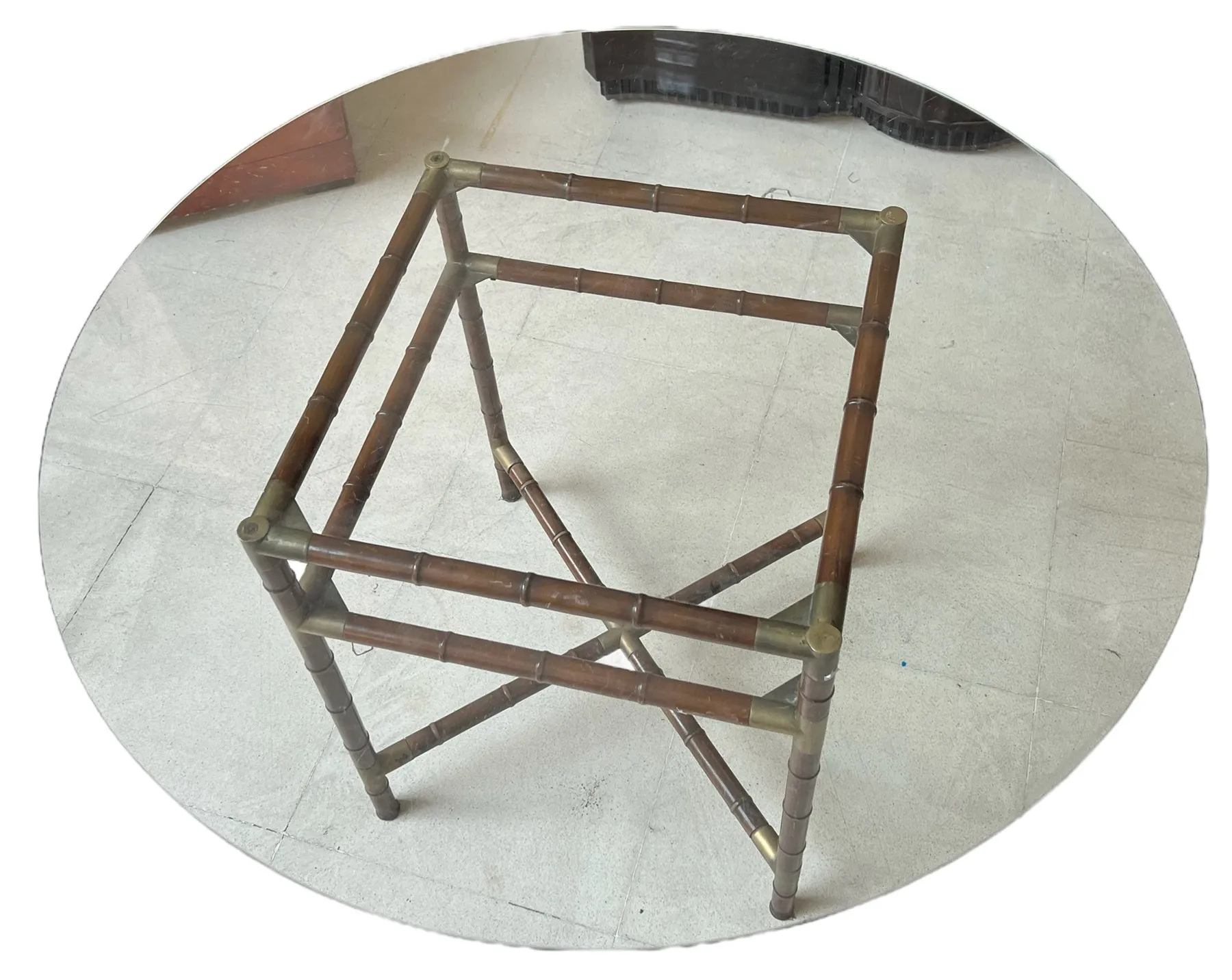 mesa antigua de comedor para seis personas, patas en X, ambiente acogedor