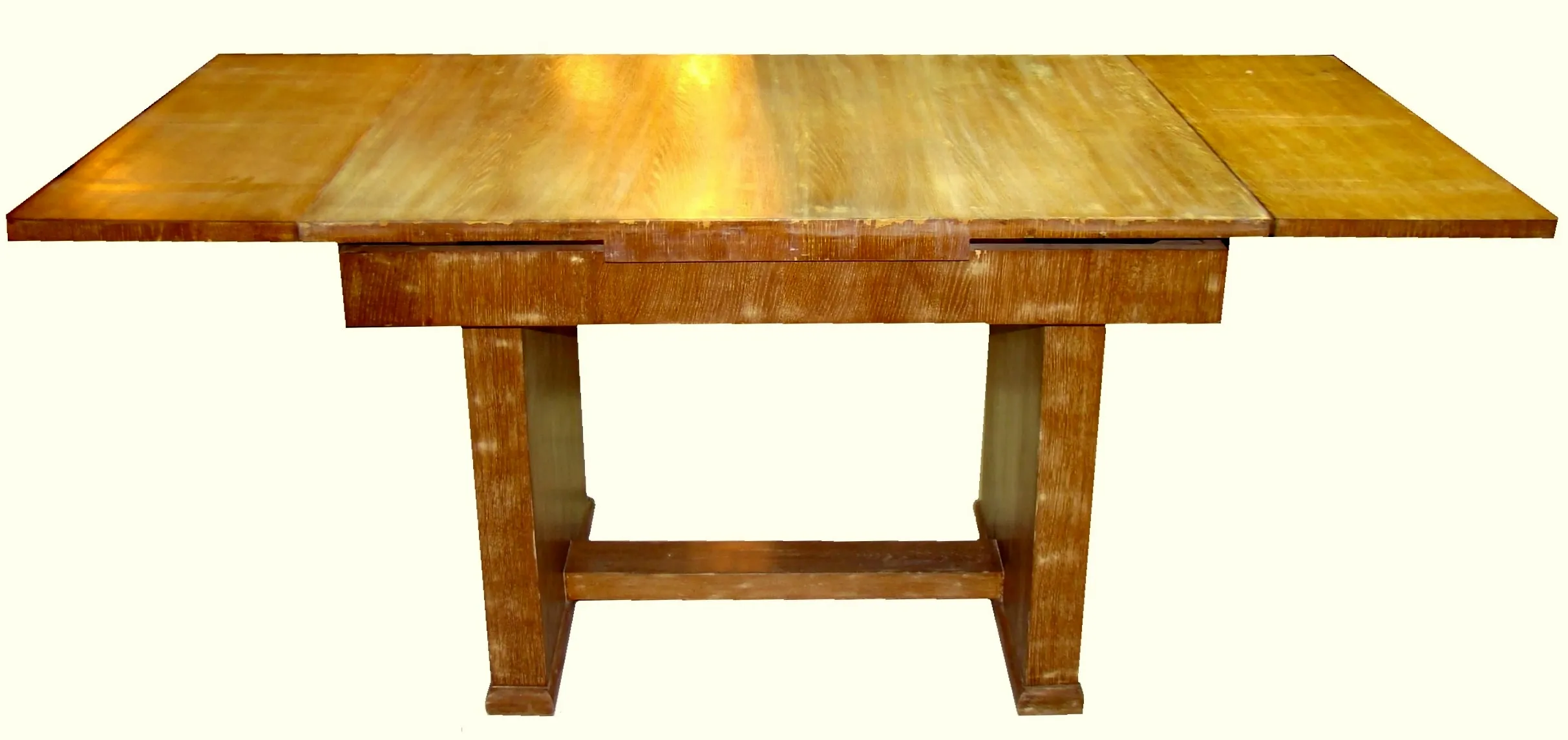 Table à manger ancienne pour 6 ou 4 personnes avec design classique dans un cadre accueillant.