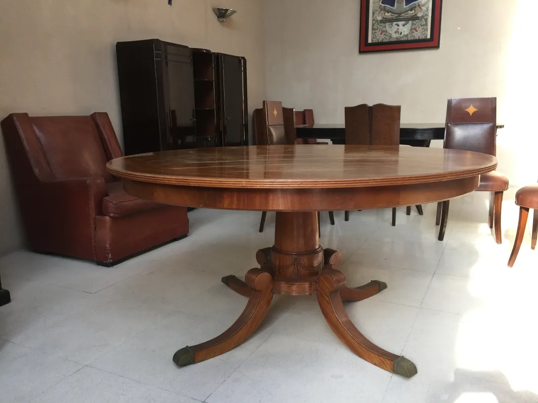 table à manger antique ronde dans un cadre classique