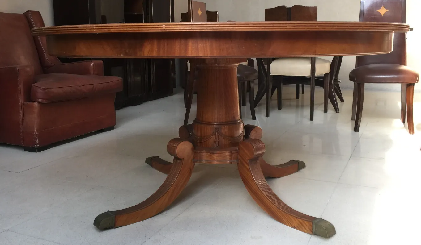 Table à manger ancienne pour 8 à 6 personnes, avec des pieds décoratifs et un design élégant.