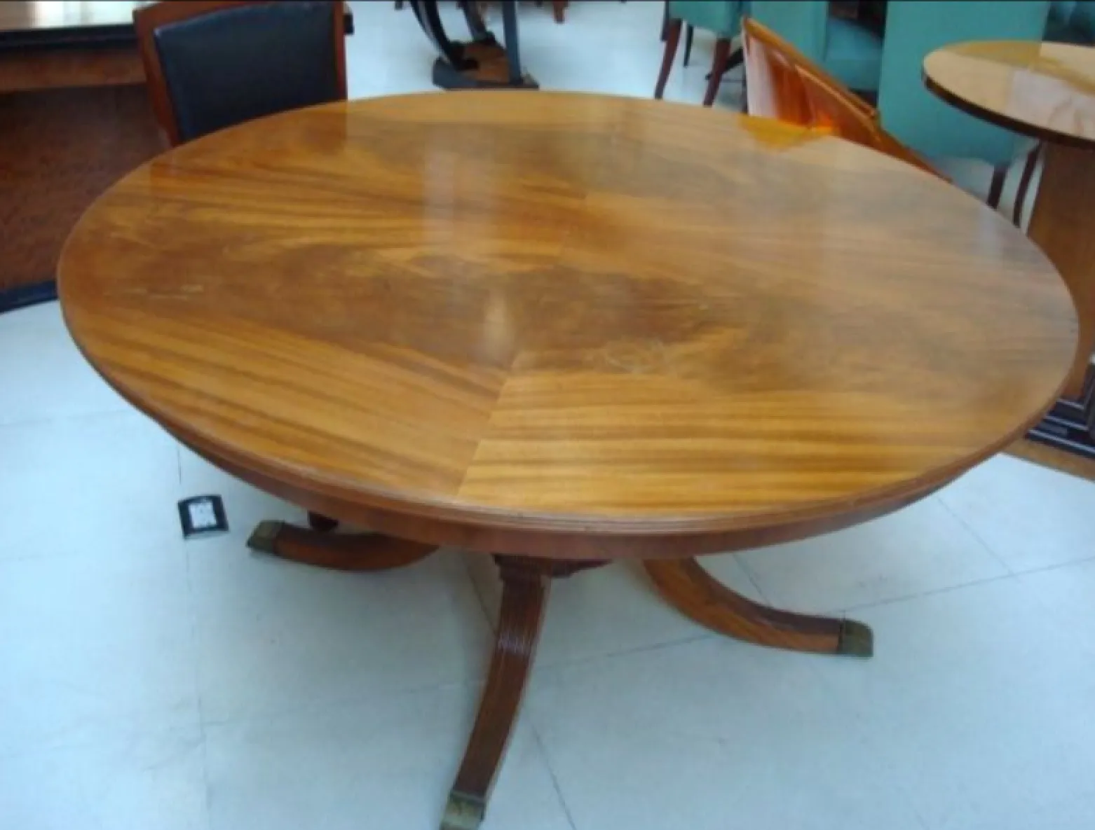 mesa de comedor antigua redonda, ideal para 6-8 personas, con un diseño elegante en un ambiente cómodo.