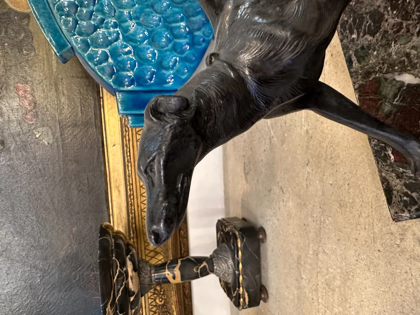 Antico fermalibri a forma di cane nello stile Art Nouveau in un contesto decorativo.