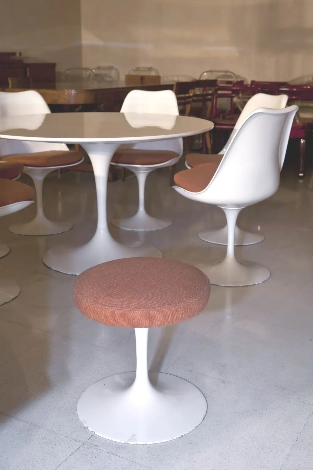 Mesa de comedor antigua, ideal para 7 personas, con sillas elegantes alrededor, ambiente acogedor