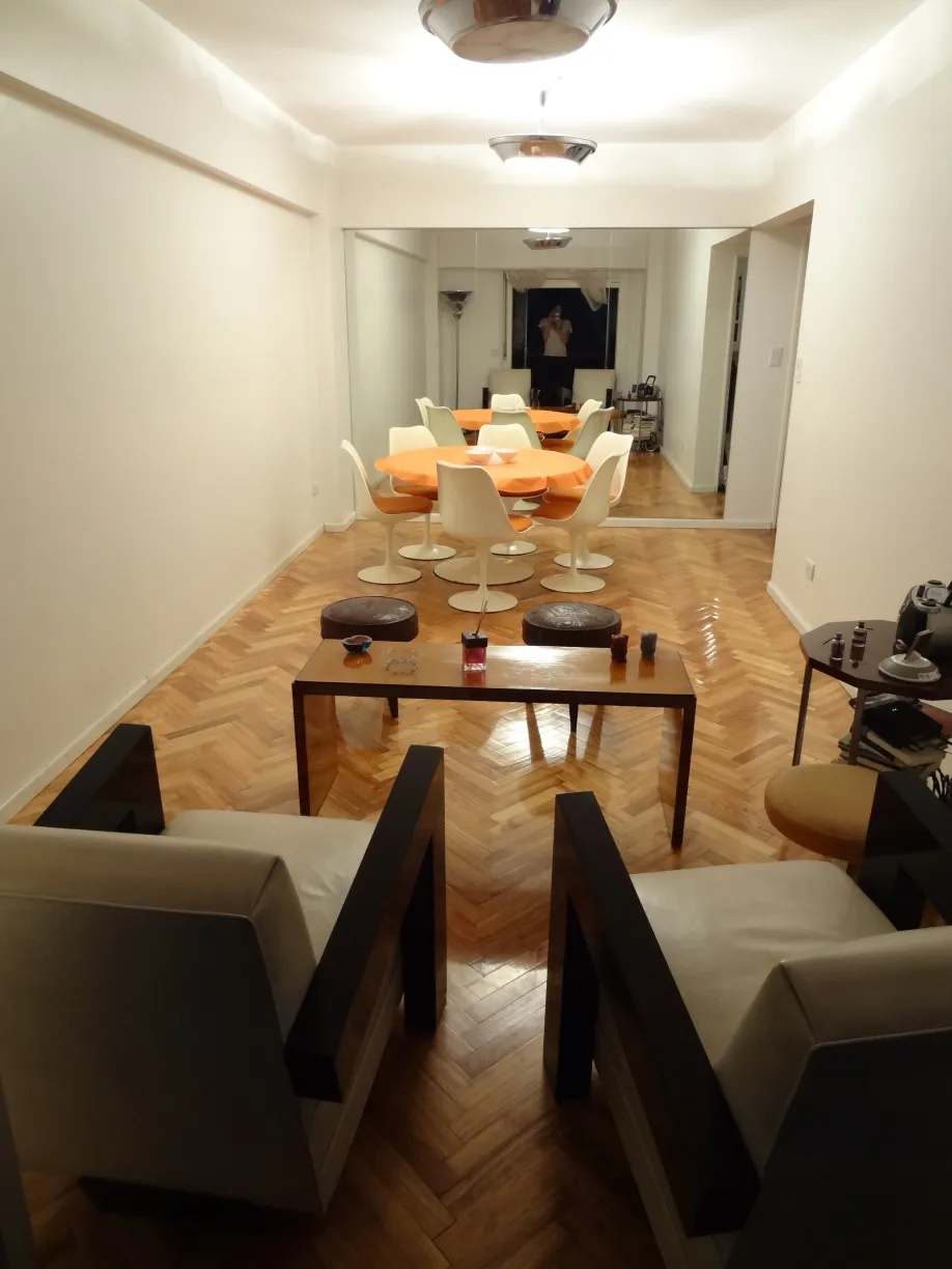 Eero Saarinenの古いダイニングテーブル、7人用、居心地の良い雰囲気の中で。