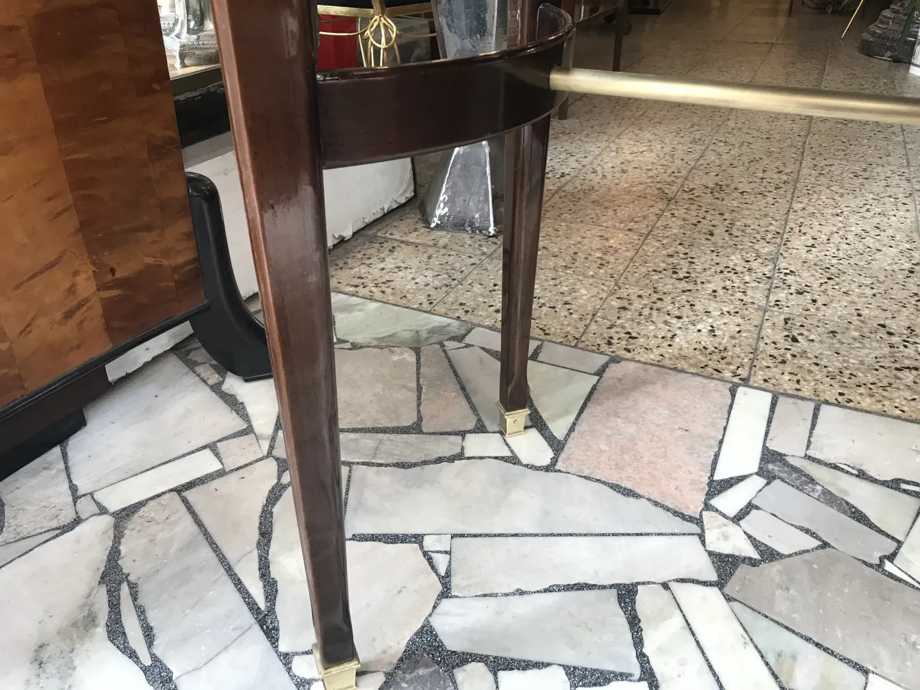 Mesa de comedor antigua Art Deco para 4 personas en un ambiente elegante.