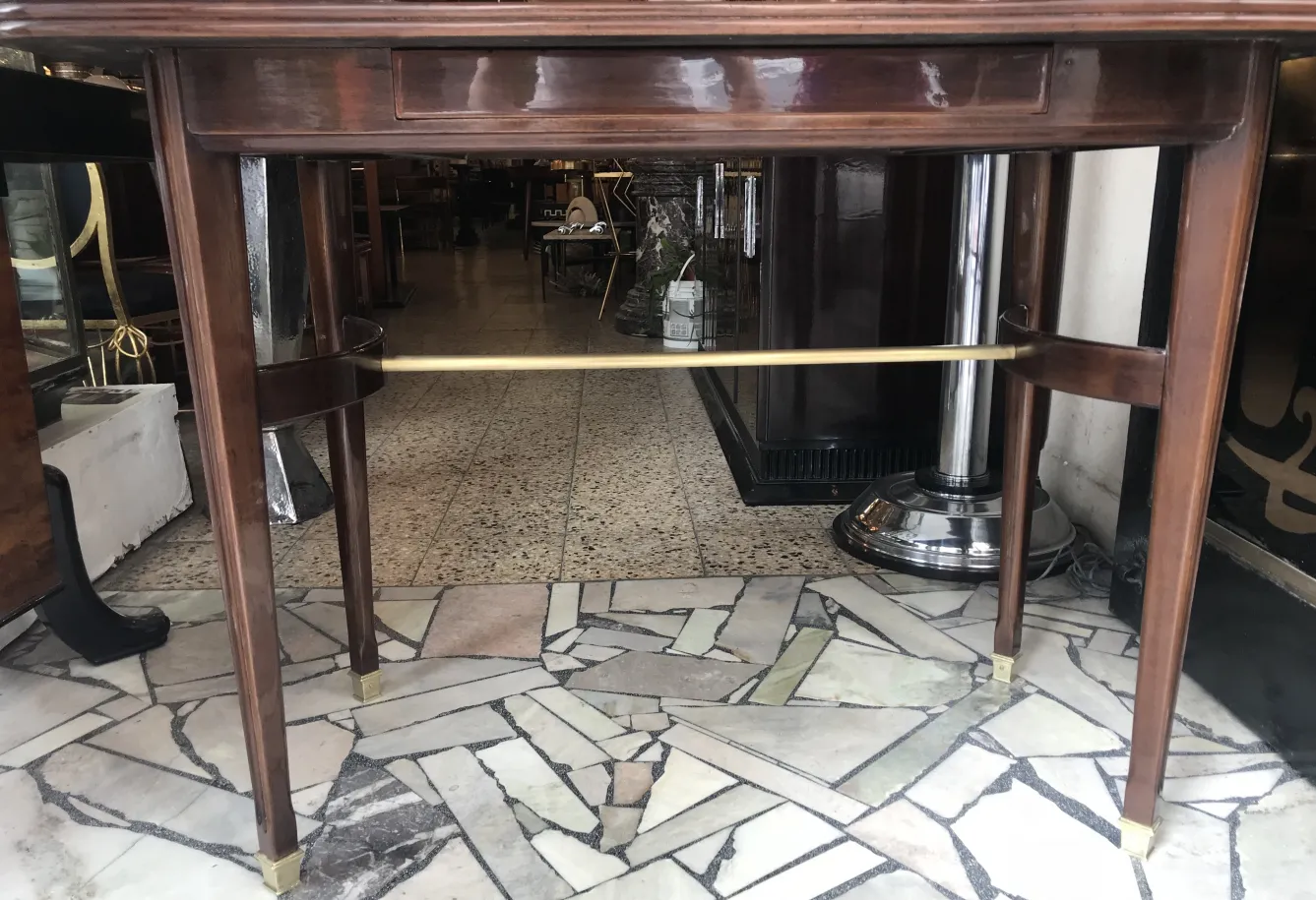 Mesa de comedor antigua art deco para 4 personas con patas elegantes y detalles decorativos en un espacio acogedor.