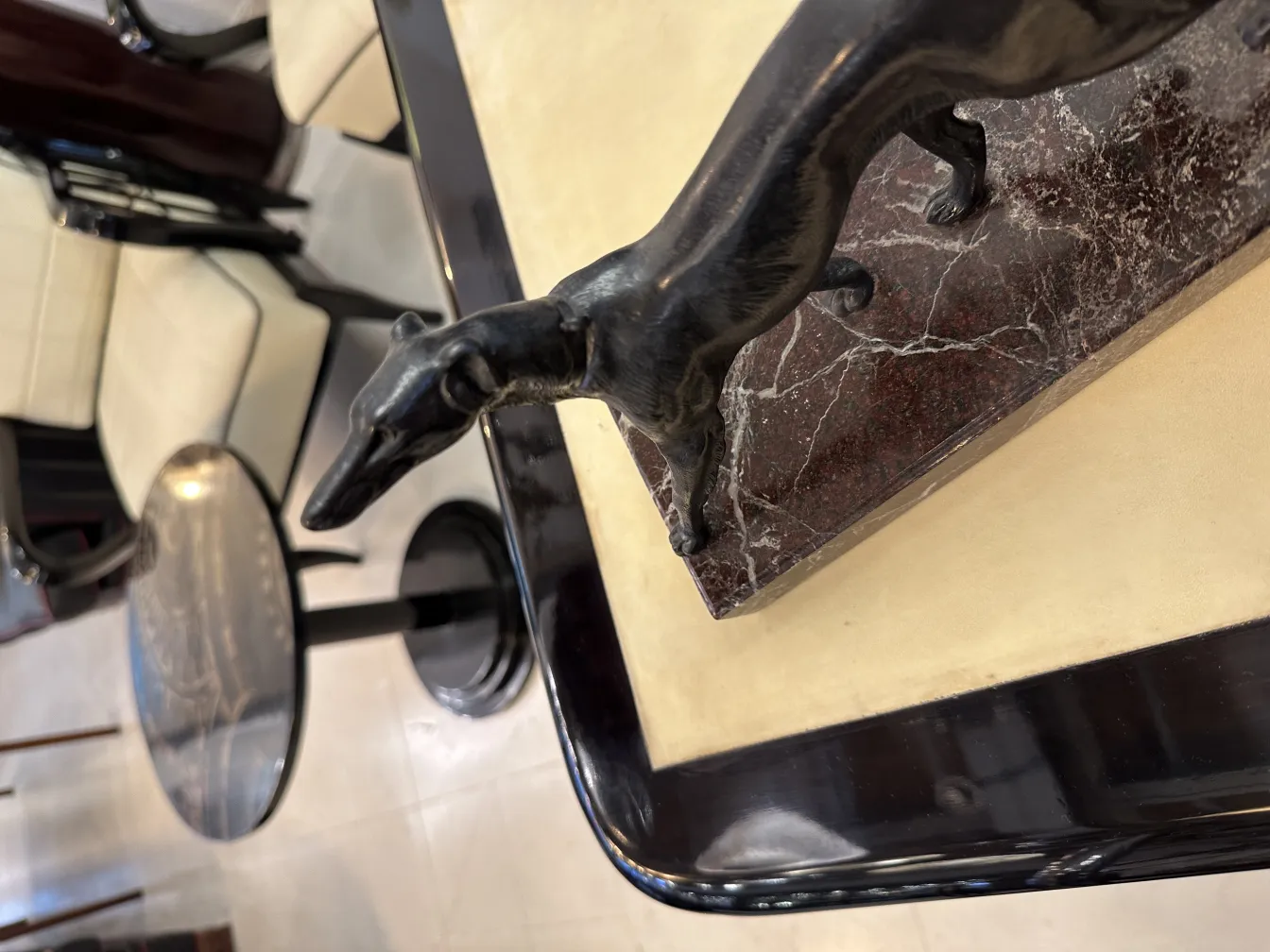 تمثال قديم لكلب كدعامة كتب زخرفية