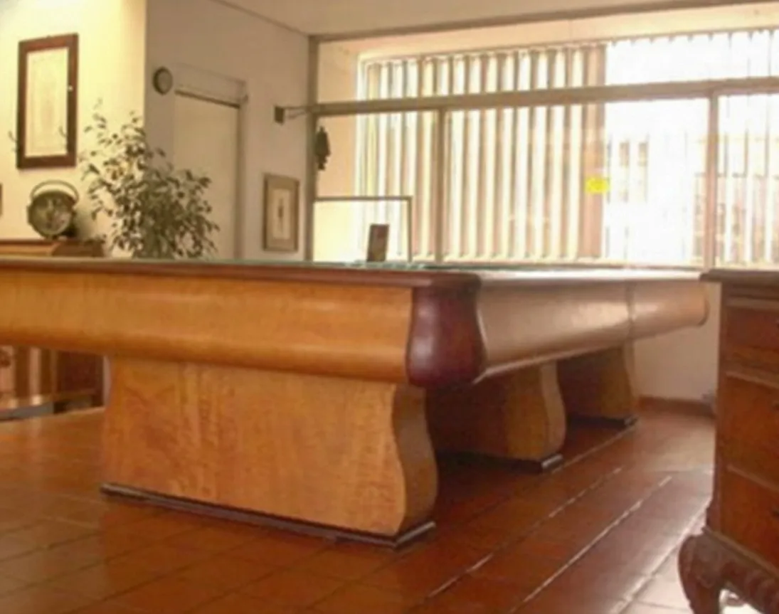 Tavolo da biliardo antico in un ambiente accogliente con pianta decorativa