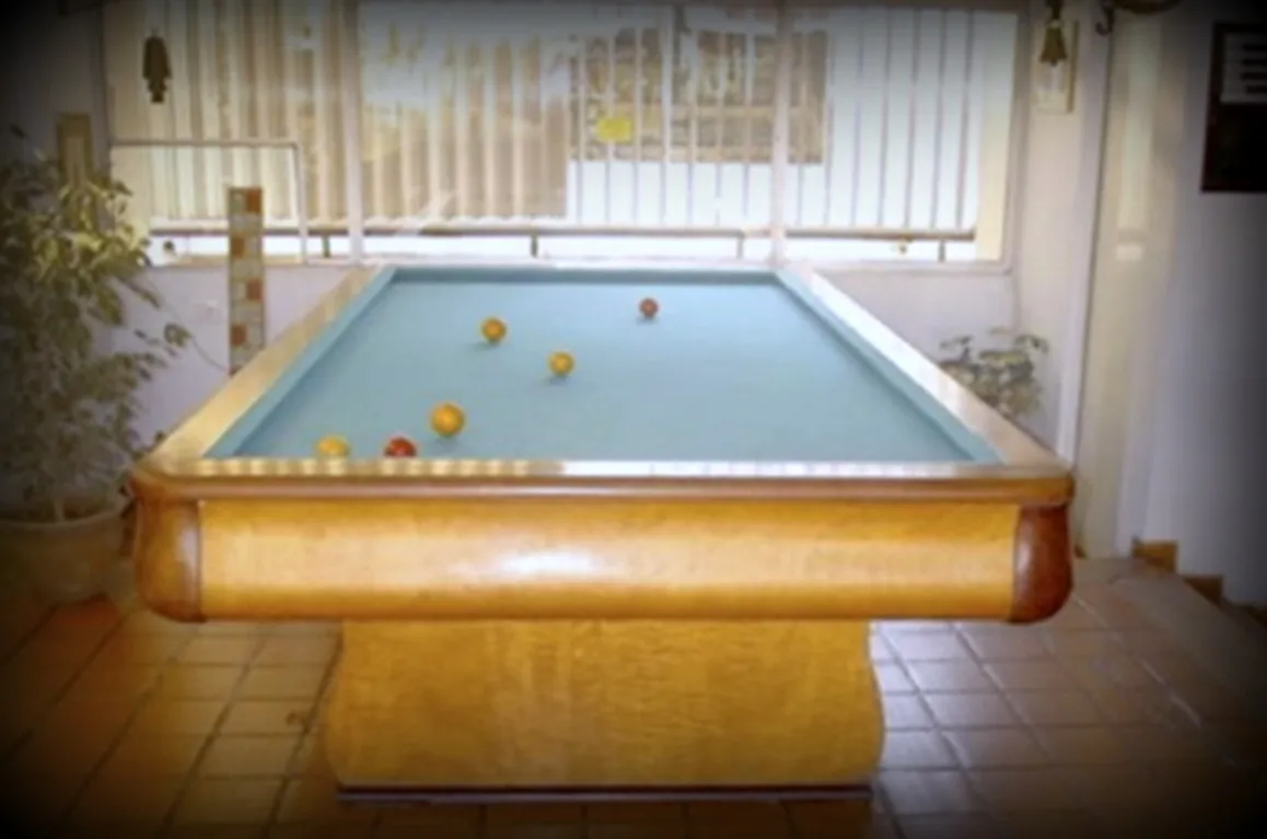 tavolo da biliardo antico con panno blu e palle sopra