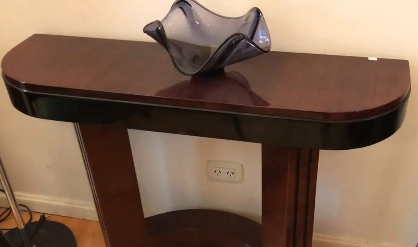 dos consolas antiguas con forma elegante, decoradas