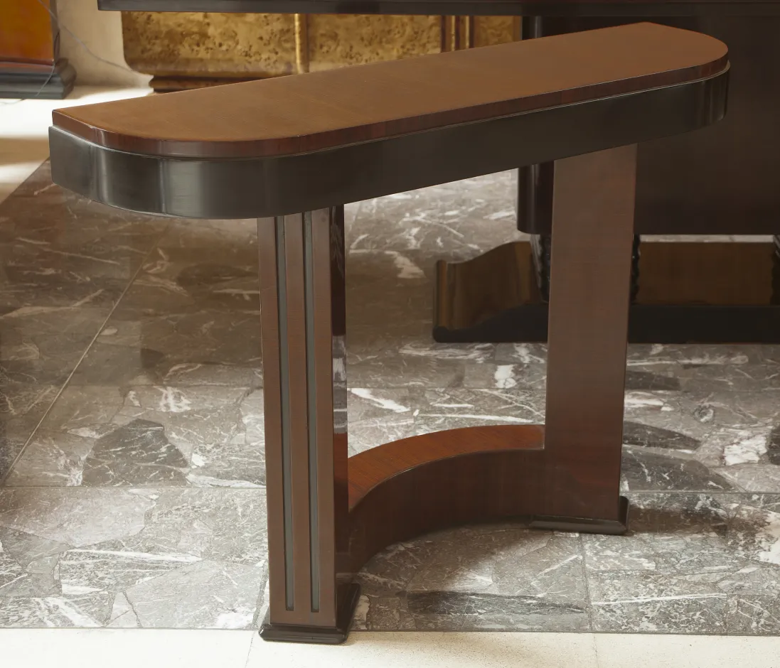 Blick auf zwei antike Konsolen mit elegantem Art-Déco-Design