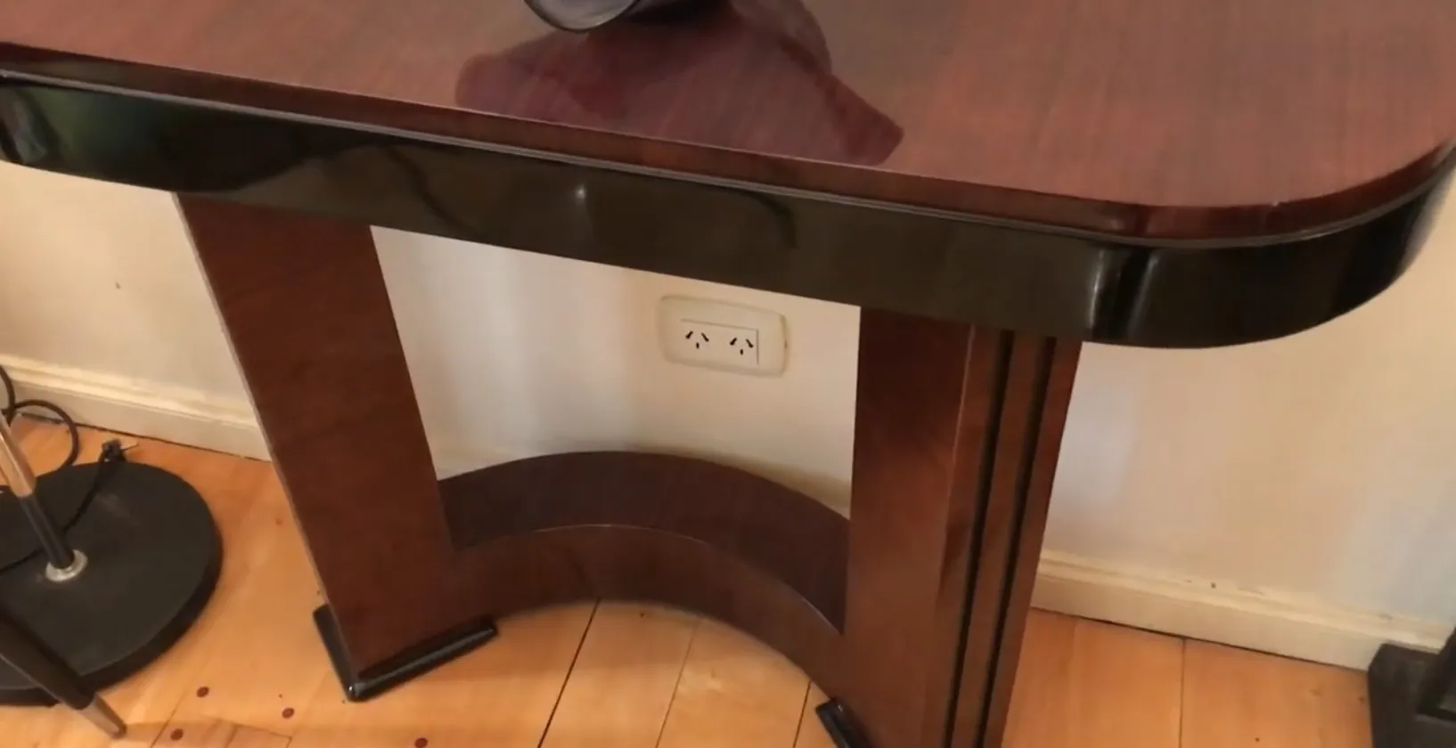 duas consoles antigas com design elegante