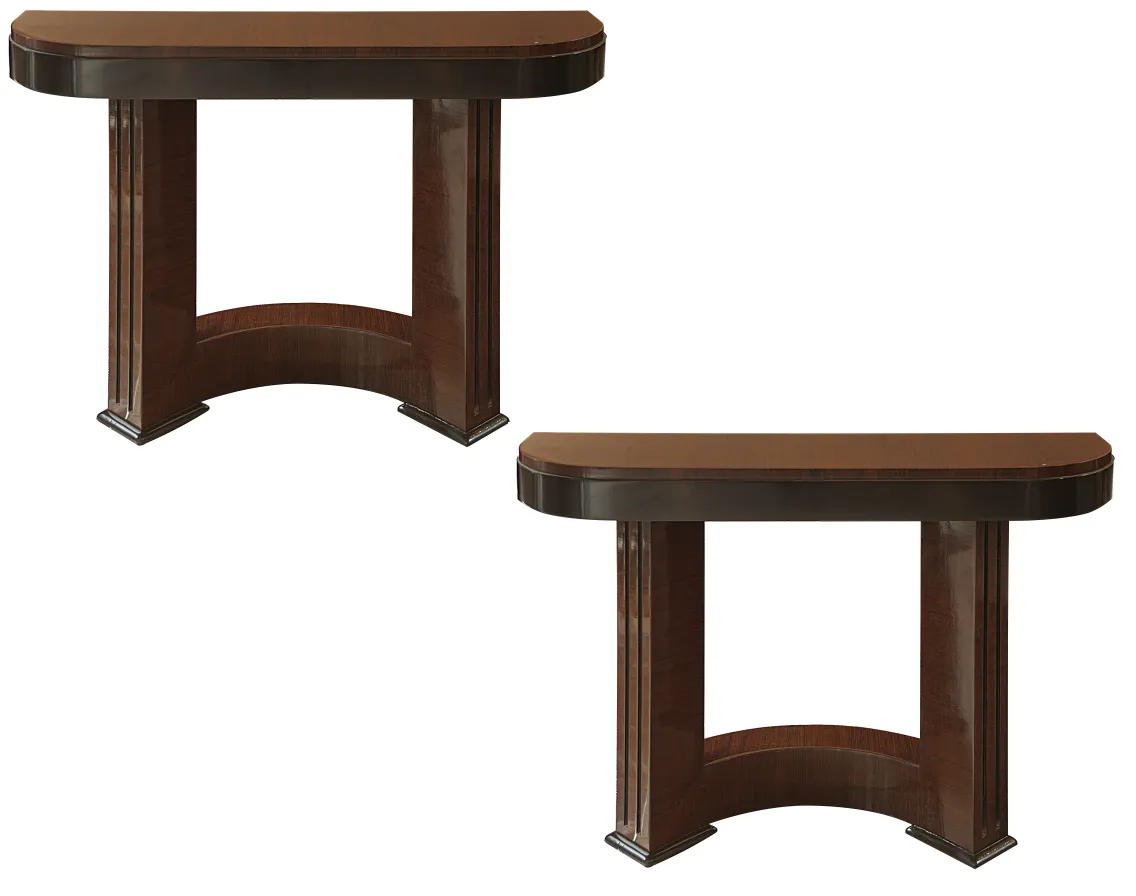 Due consolle antiche con design elegante nell'ambiente