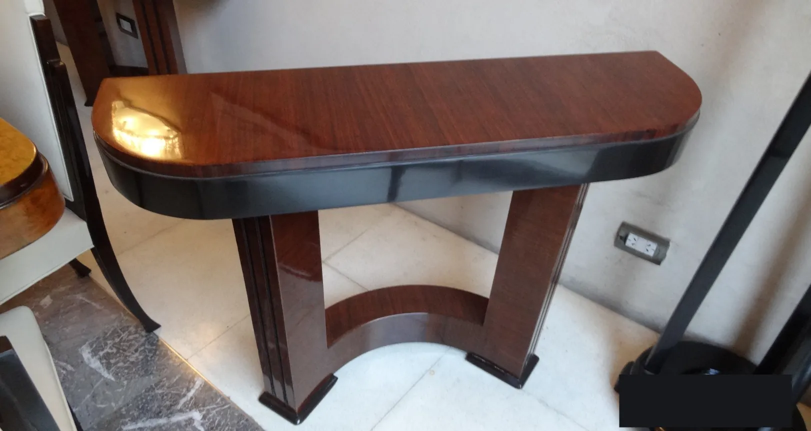 deux dresuars anciens avec design élégant