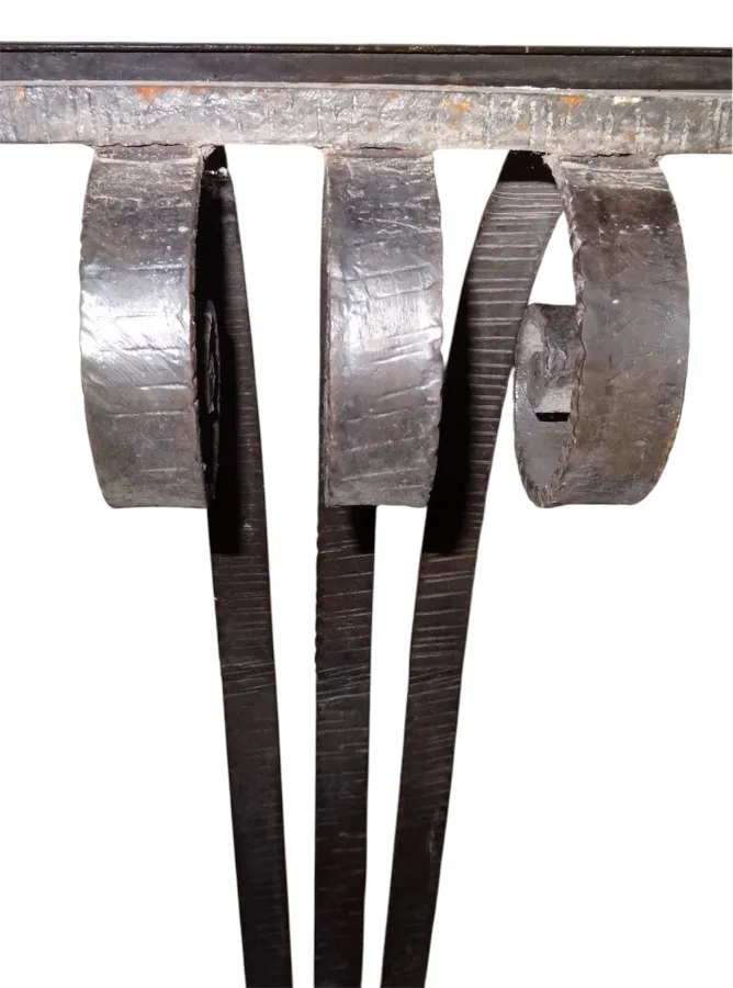 독특한 디테일이 있는 앤티크 아트 데코 콘솔의 상단 보기