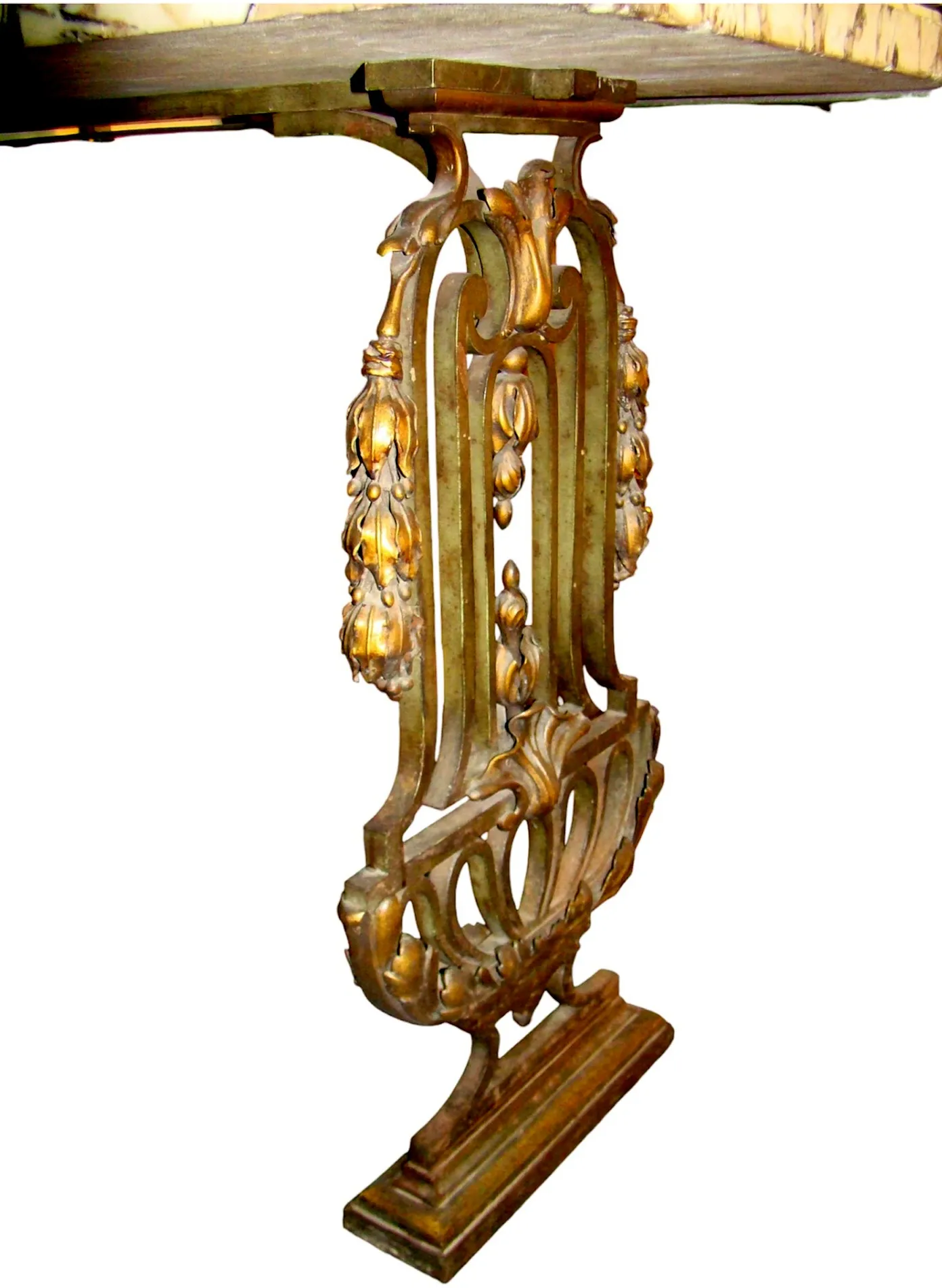 Consola antigua de estilo decorativo con diseño detallado