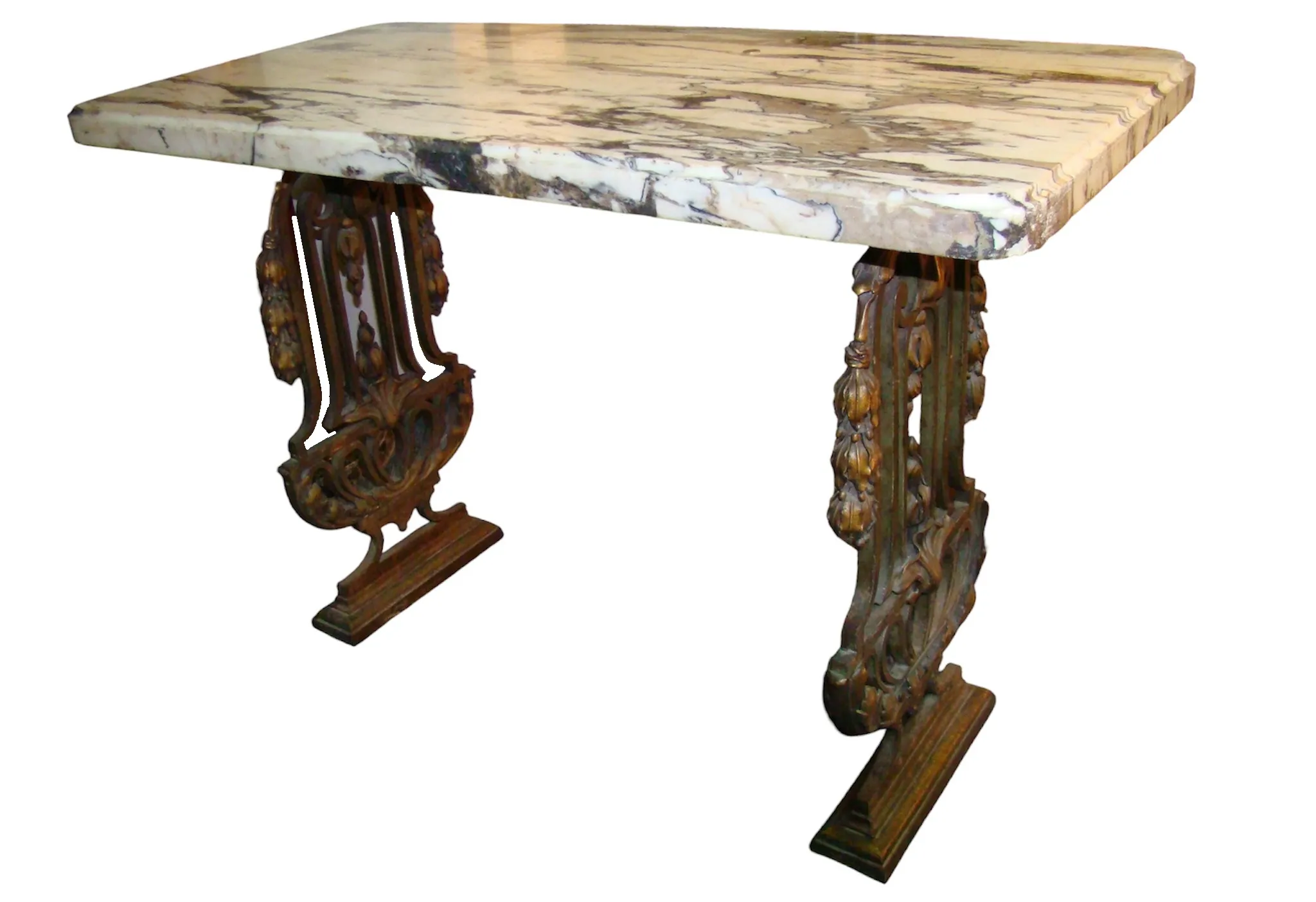 Antigua consola con diseño decorativo y patas elaboradas.