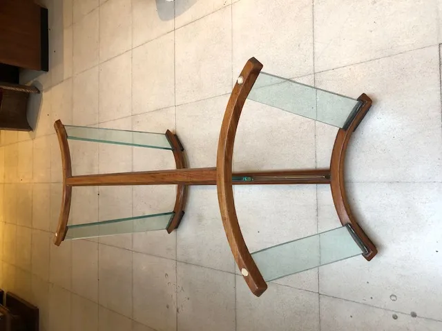 Table en bois ancienne pour 8 personnes avec des accents en verre.