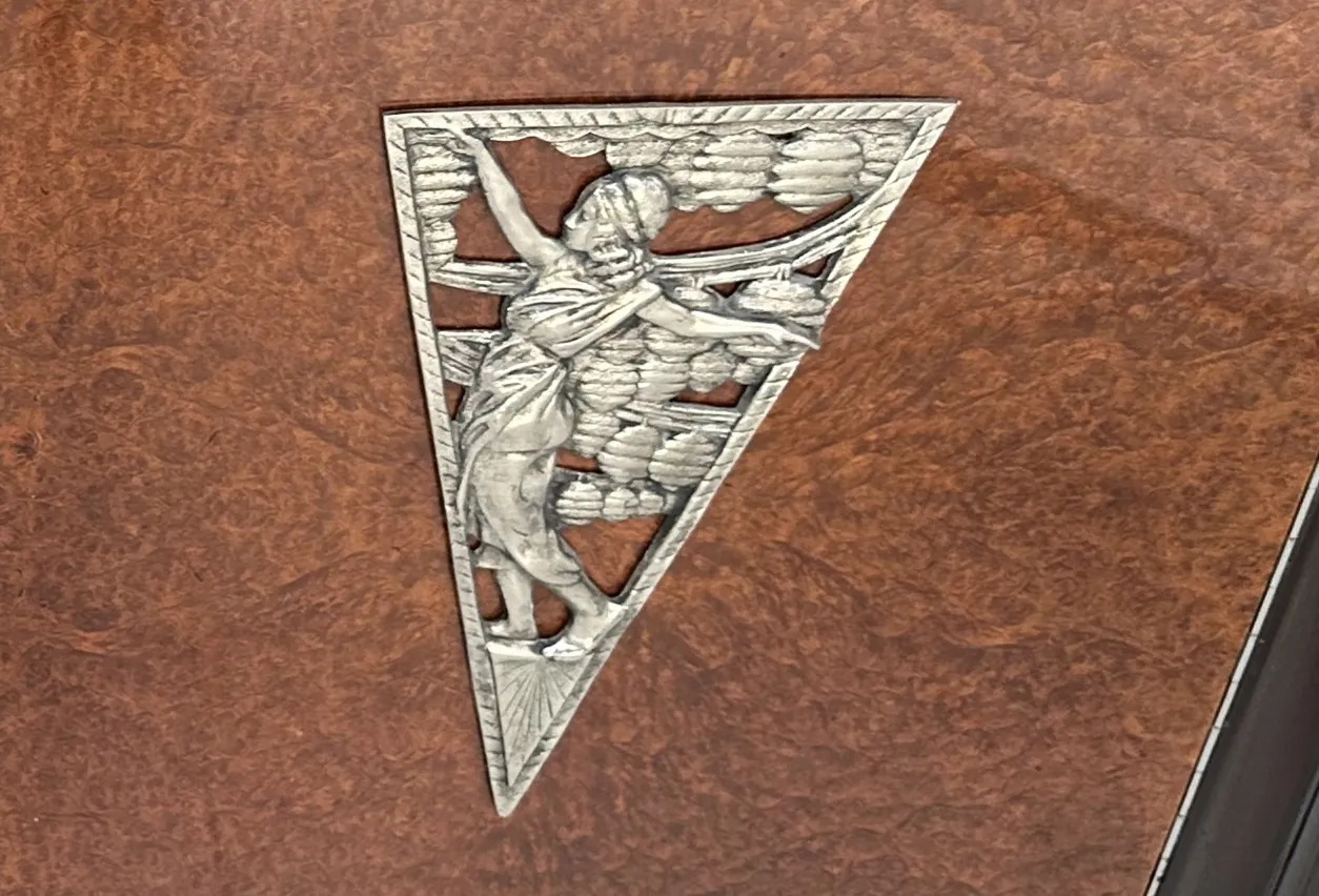 antike Anrichte mit dekorativem Relief