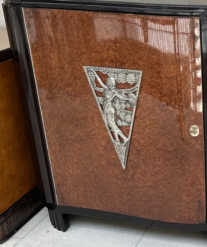 aparador antigo art deco com design em relevo