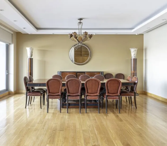 Aparador antigo art deco elegante em uma sala moderna.