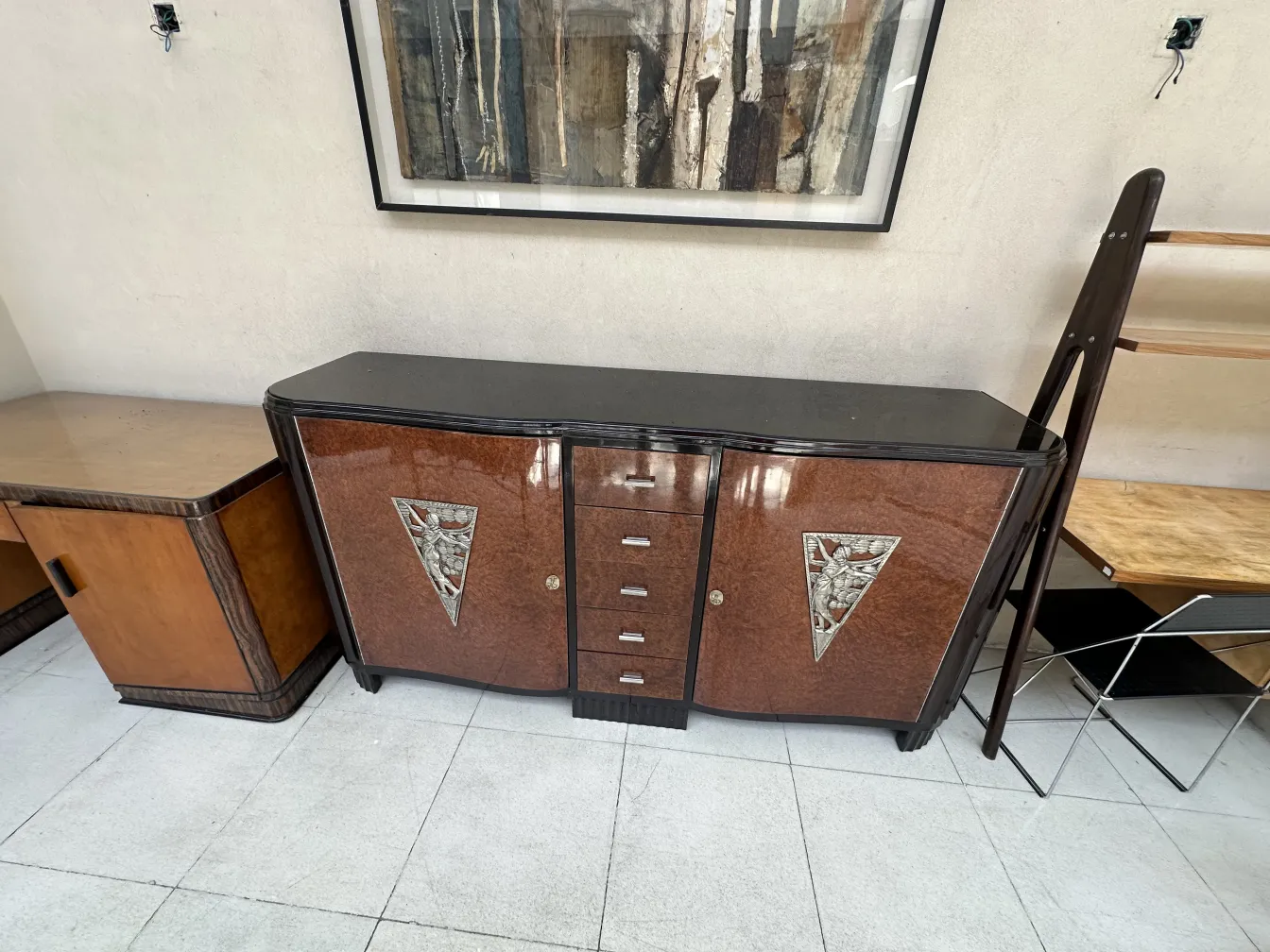 vaisselier ancien avec des détails art déco dans un cadre moderne