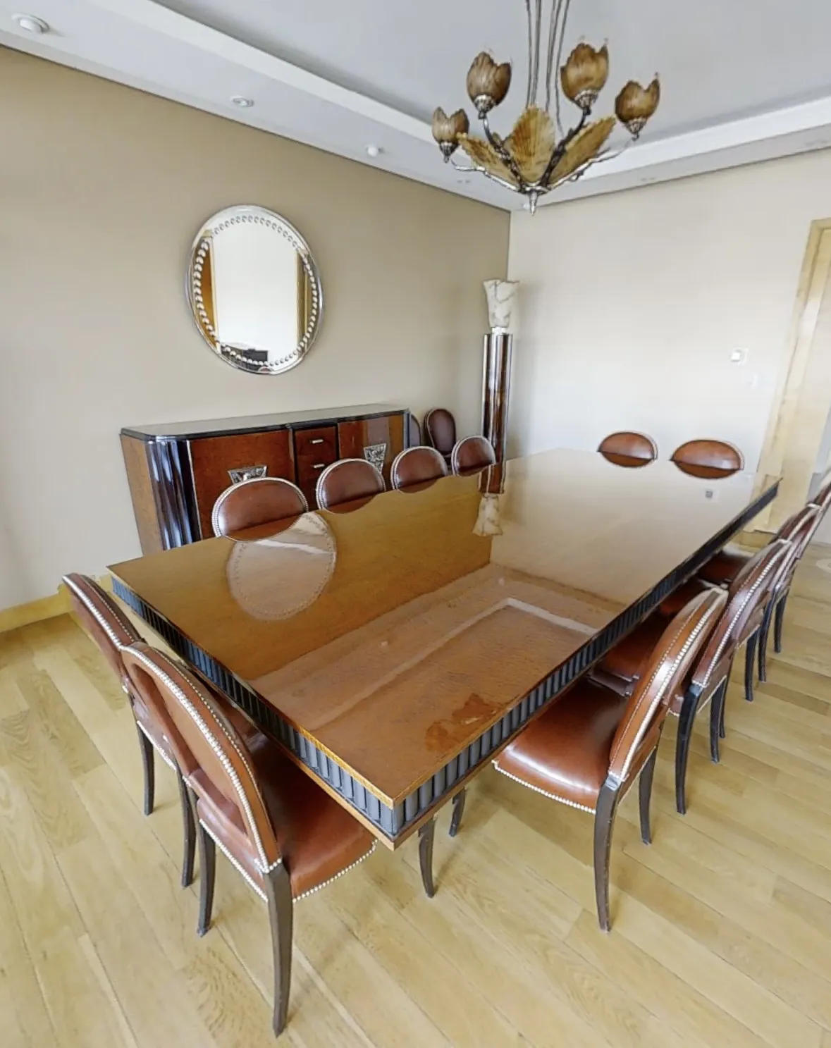 credenda antica art deco con tavolo e sedie eleganti nella sala da pranzo