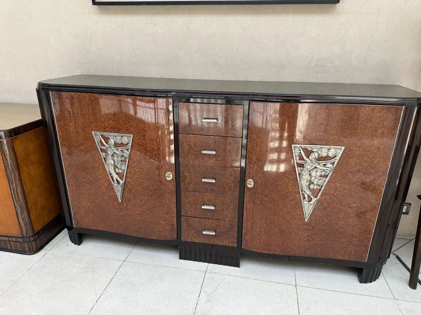 antik anrichte art deco mit dekorativen Details und eleganter Umgebung